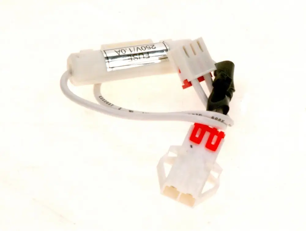 Bosch Anschlusskabel mit elektrischen Steckverbindern, geeignet für eine Kompressorsumpfheizung. Kabel mit verschiedenen Anschlüssen und einem isolierten Gehäuse.